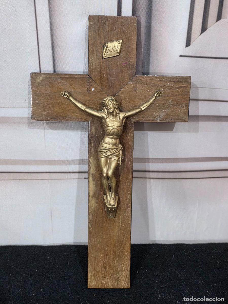 Antig&uuml;edades: Crucifijo de pared en madera y calamina - Foto 1