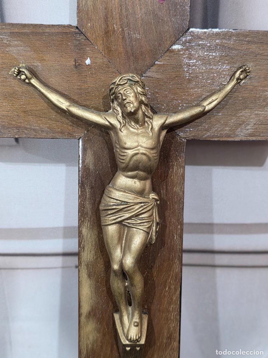 Antig&uuml;edades: Crucifijo de pared en madera y calamina - Foto 2