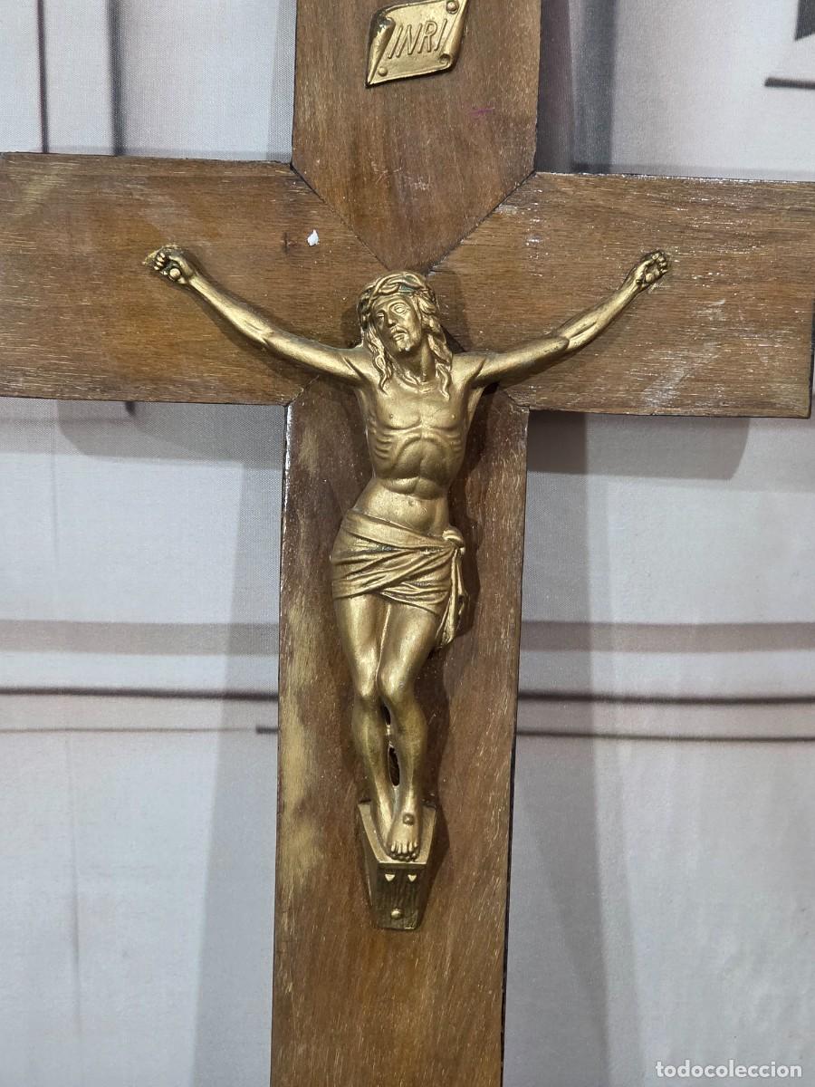 Antig&uuml;edades: Crucifijo de pared en madera y calamina - Foto 3