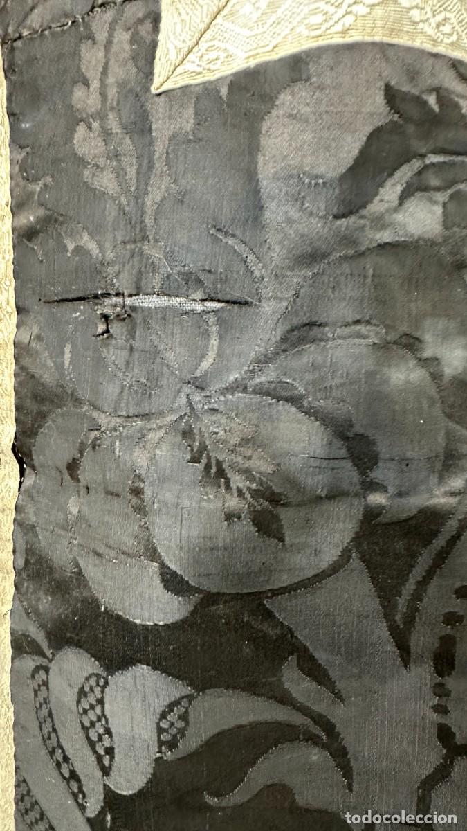 Antig&uuml;edades: Antigua casulla negra, de seda - Foto 3