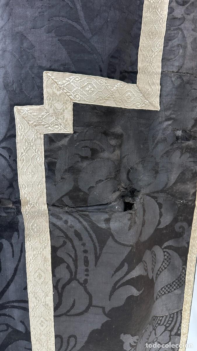 Antig&uuml;edades: Antigua casulla negra, de seda - Foto 5