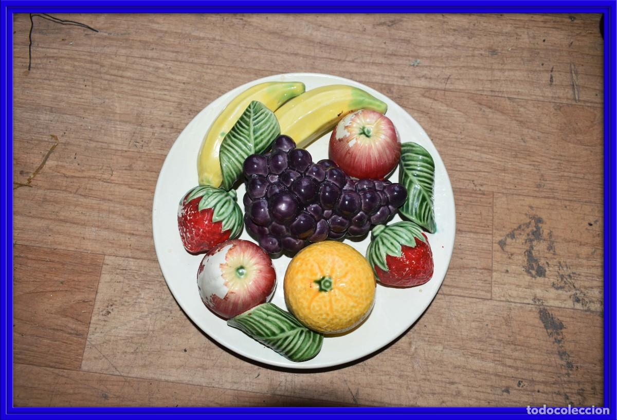 Antig&uuml;edades: Plato de frutas en relieve de ceramica - Foto 1
