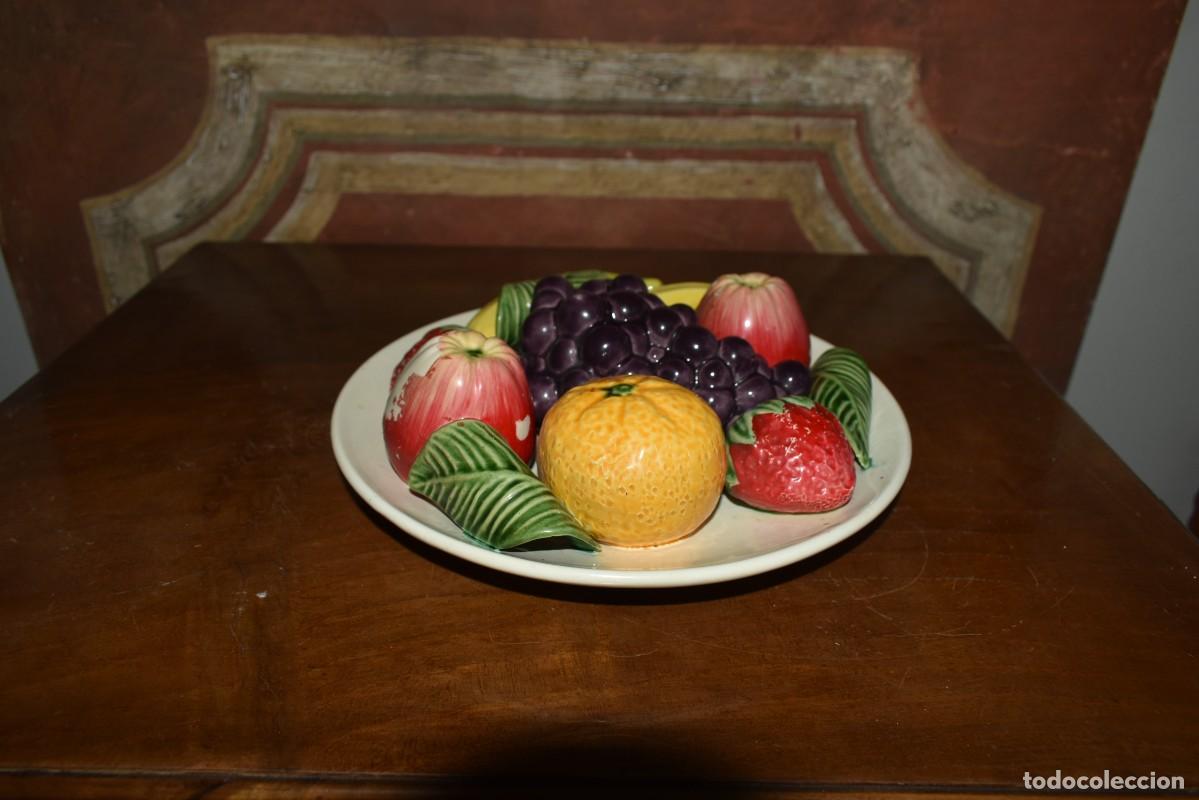 Antig&uuml;edades: Plato de frutas en relieve de ceramica - Foto 2