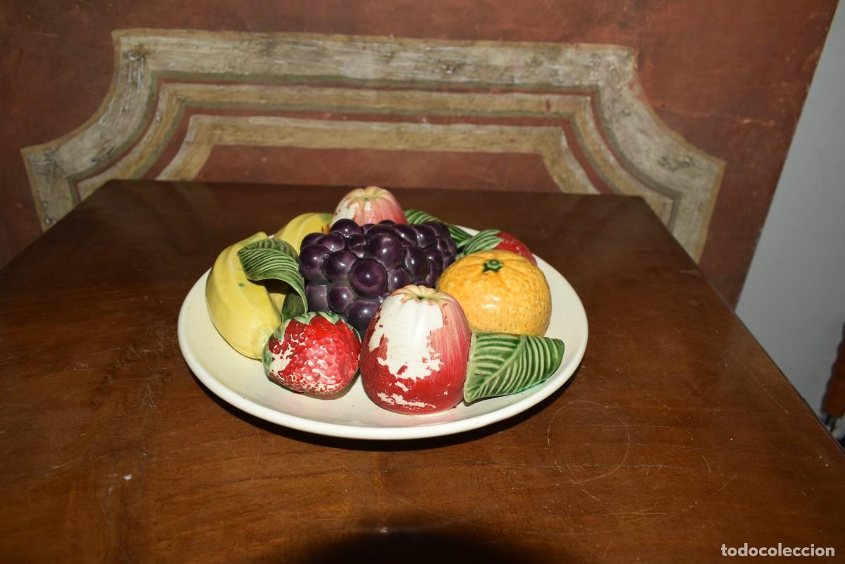 Antig&uuml;edades: Plato de frutas en relieve de ceramica - Foto 3