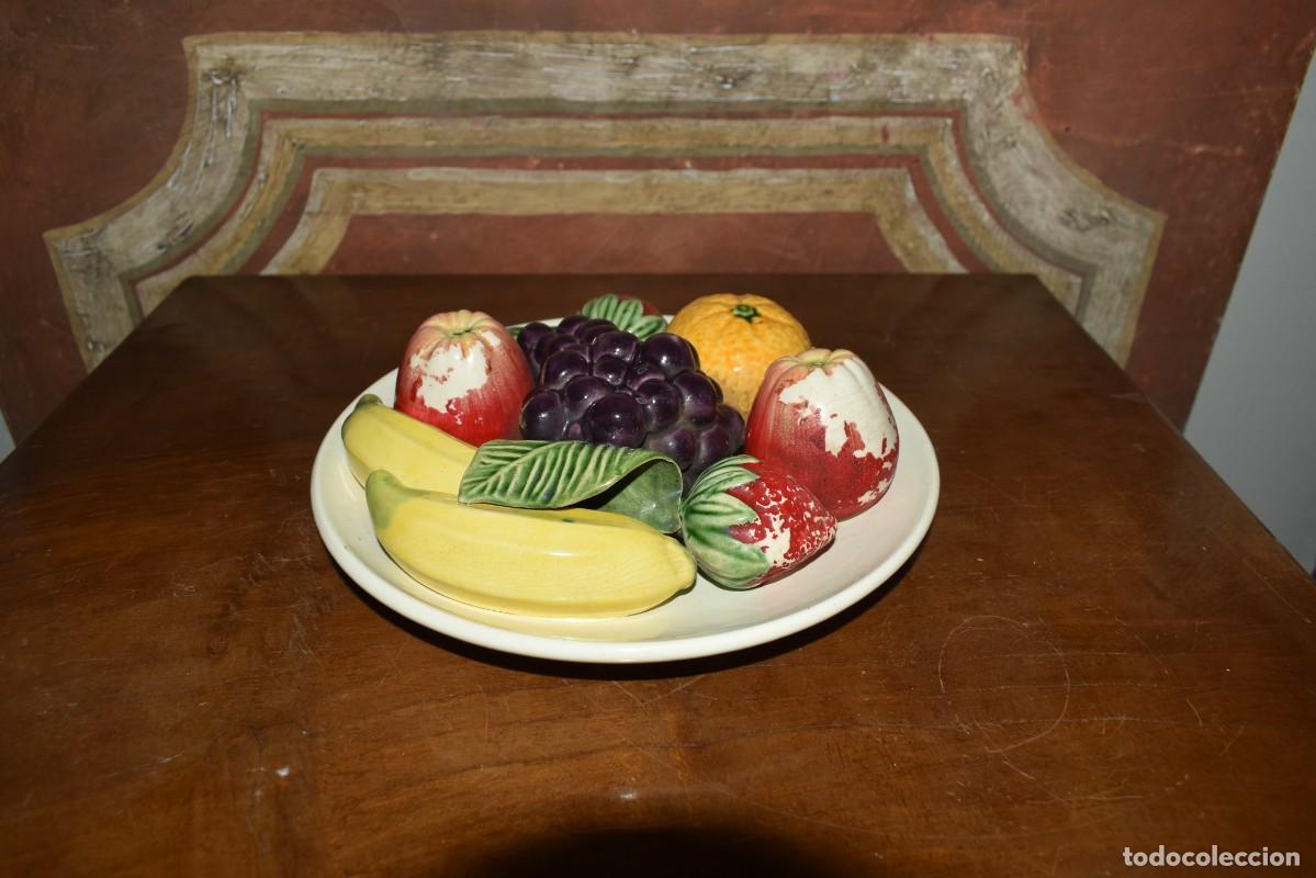 Antig&uuml;edades: Plato de frutas en relieve de ceramica - Foto 4