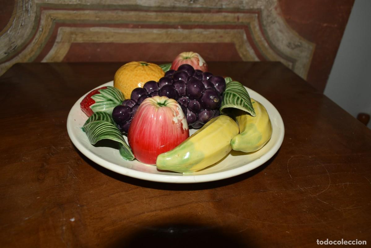 Antig&uuml;edades: Plato de frutas en relieve de ceramica - Foto 5