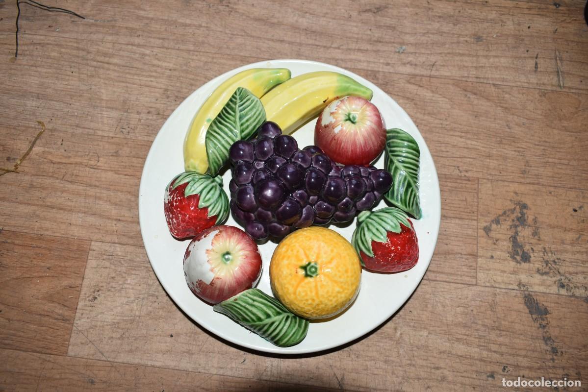 Antig&uuml;edades: Plato de frutas en relieve de ceramica - Foto 7