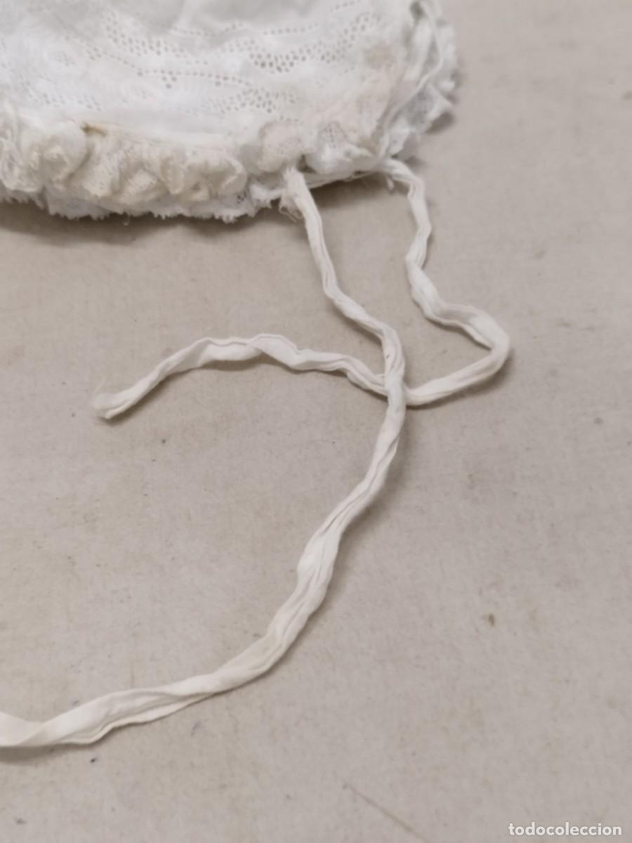 Antig&uuml;edades: Antiguo gorro de dormir de color blanco, para bebe. - Foto 4