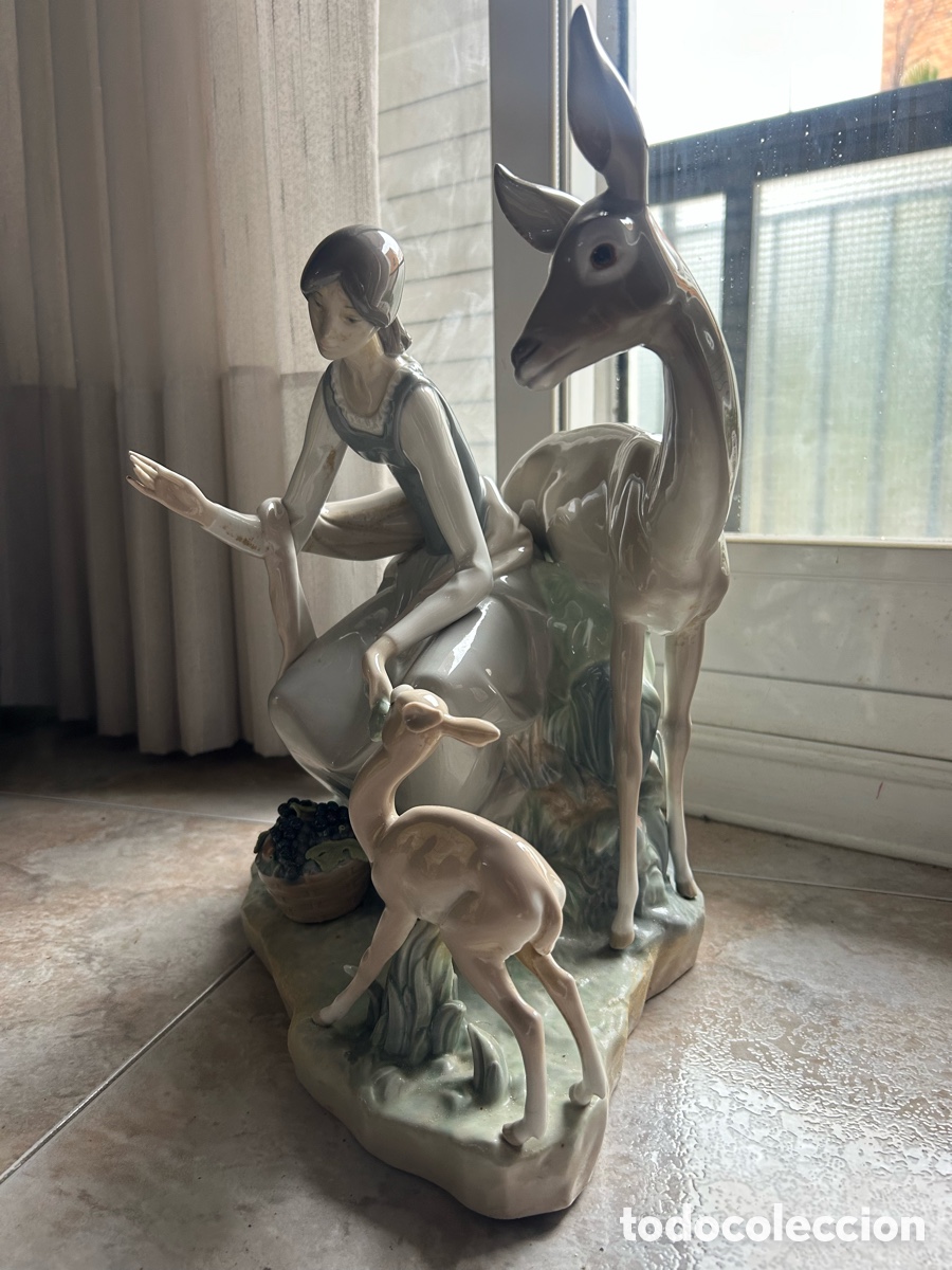 Antig&uuml;edades: Figura de porcelana &ndash; Joven con ciervos &ndash; Estilo Lladr&oacute; / Nao