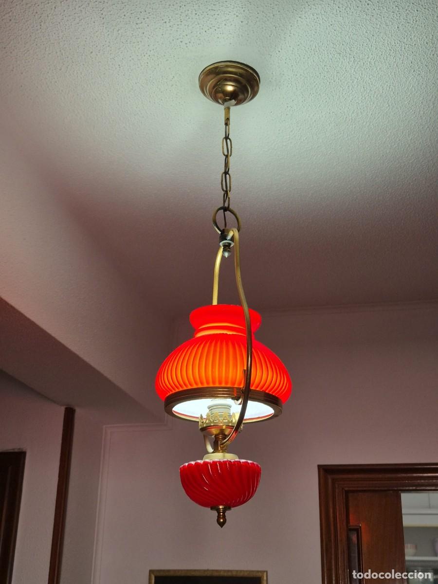 Antig&uuml;edades: L&aacute;mpara quinqu&eacute; roja vintage - Foto 2
