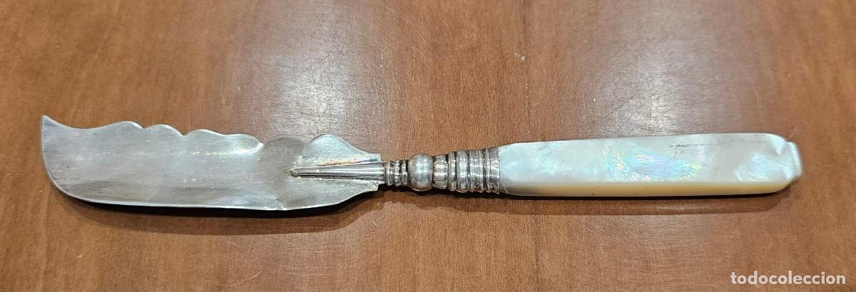Antig&uuml;edades: Muy bonito cuchillo postre plata y n&aacute;car - Foto 1