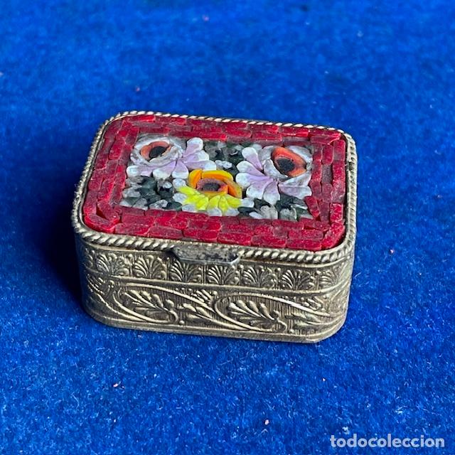 Antig&uuml;edades: CAJITA METAL CON MOSAICO RECTANGULAR FLORES - Foto 1