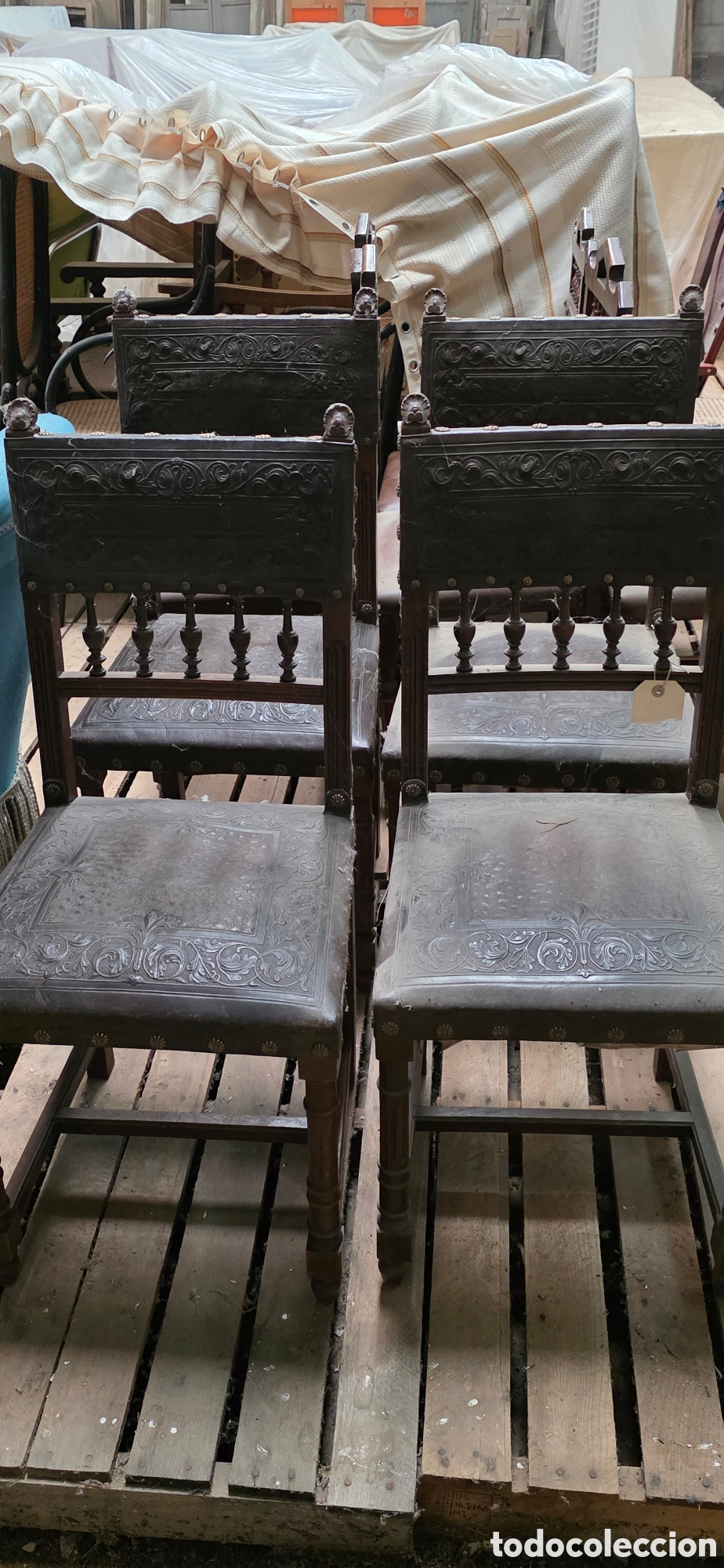 Antig&uuml;edades: SILLAS REPUJADAS Y EN NOGAL - Foto 1