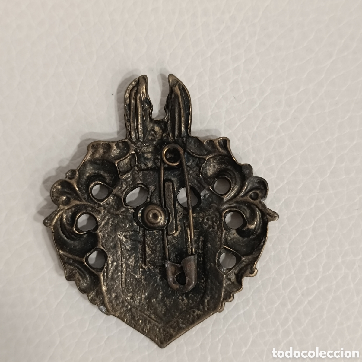 Antig&uuml;edades: Broche con escudo en color bronce - Foto 2