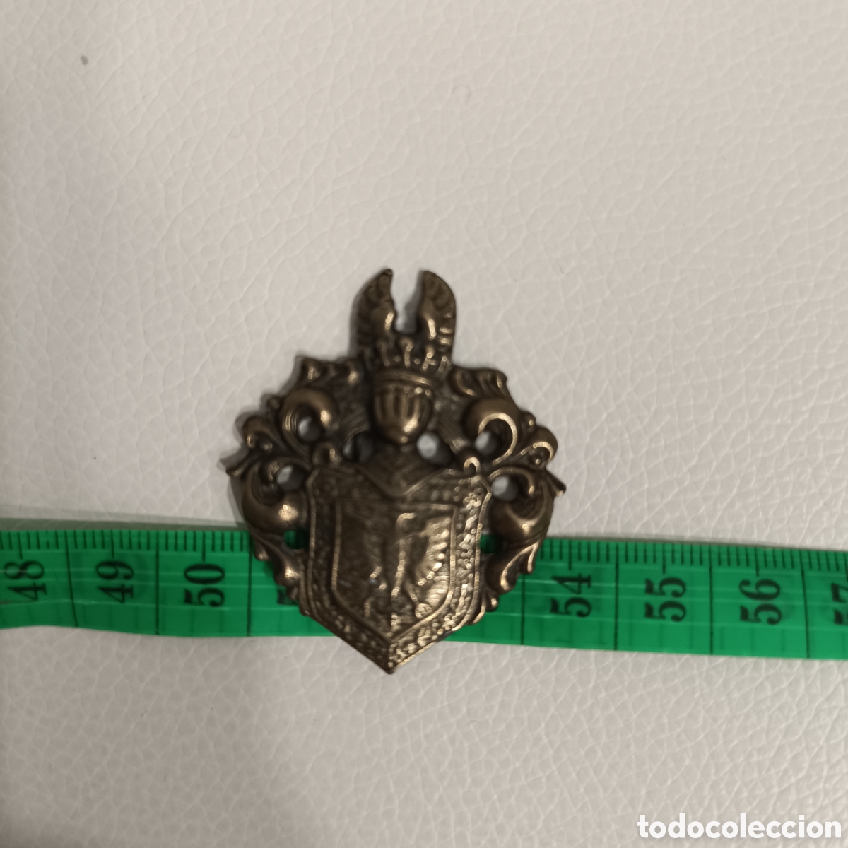 Antig&uuml;edades: Broche con escudo en color bronce - Foto 3