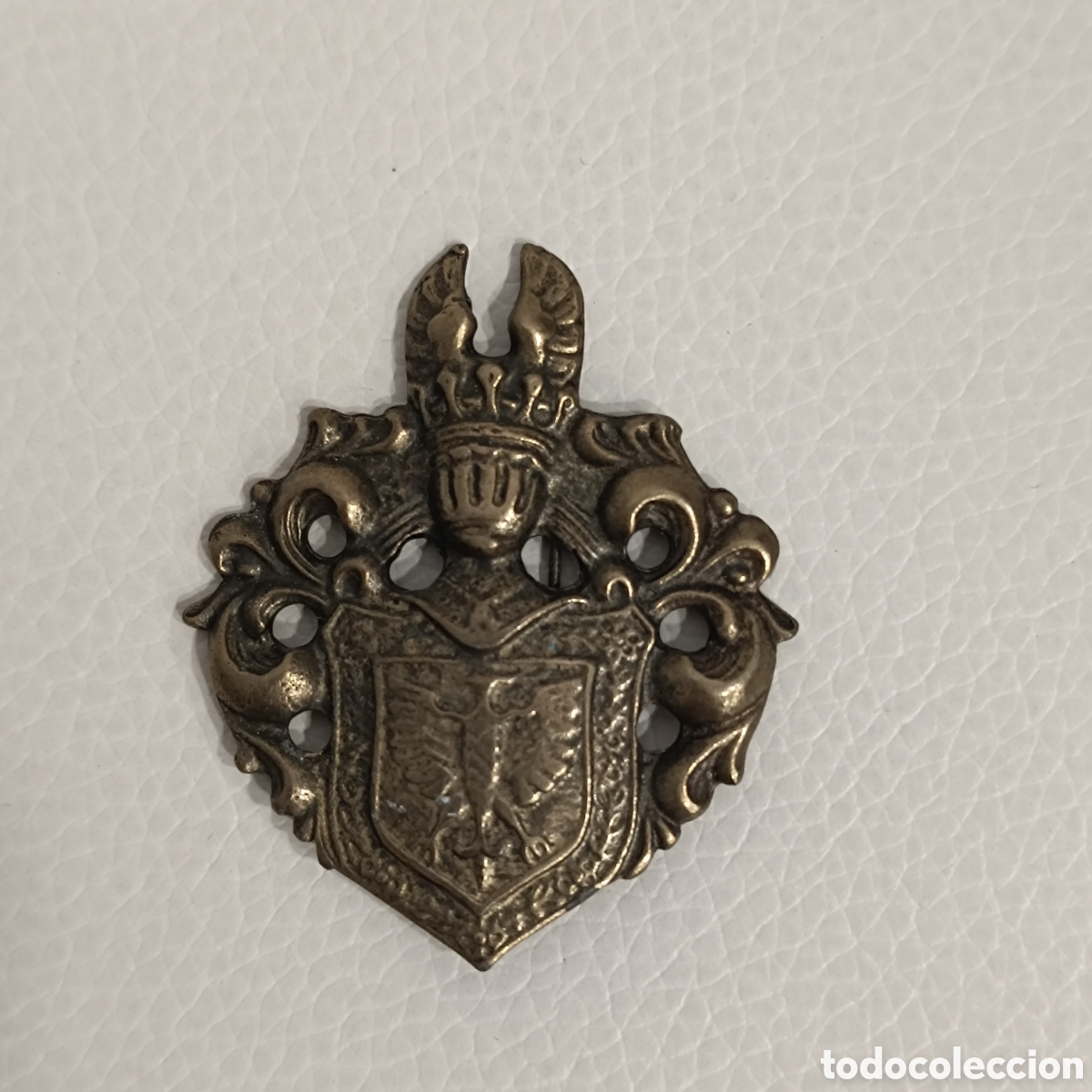 Antig&uuml;edades: Broche con escudo en color bronce - Foto 1