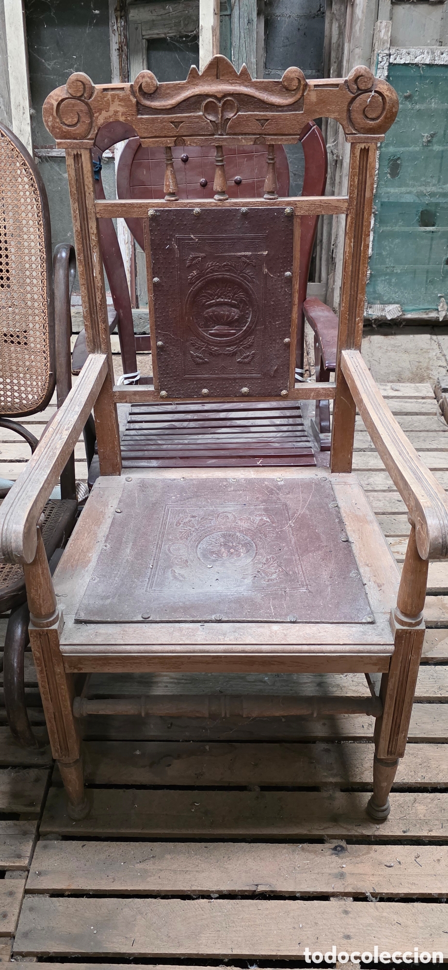 Antig&uuml;edades: SILL&Oacute;N ANTIGUO DE MADERA TALLADA - Foto 1