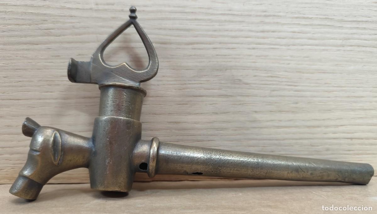 Antigüedades: Grifo de bronce para bota siglo XIX