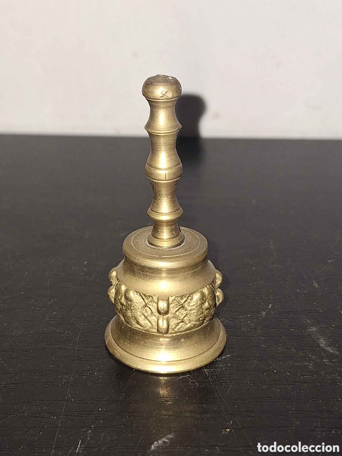 Antig&uuml;edades: Antigua campanilla de bronce labrado - Foto 1