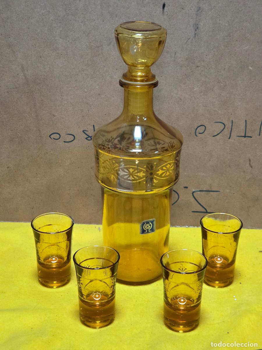 Antig&uuml;edades: botella de cristal con 4 vasos - Foto 1