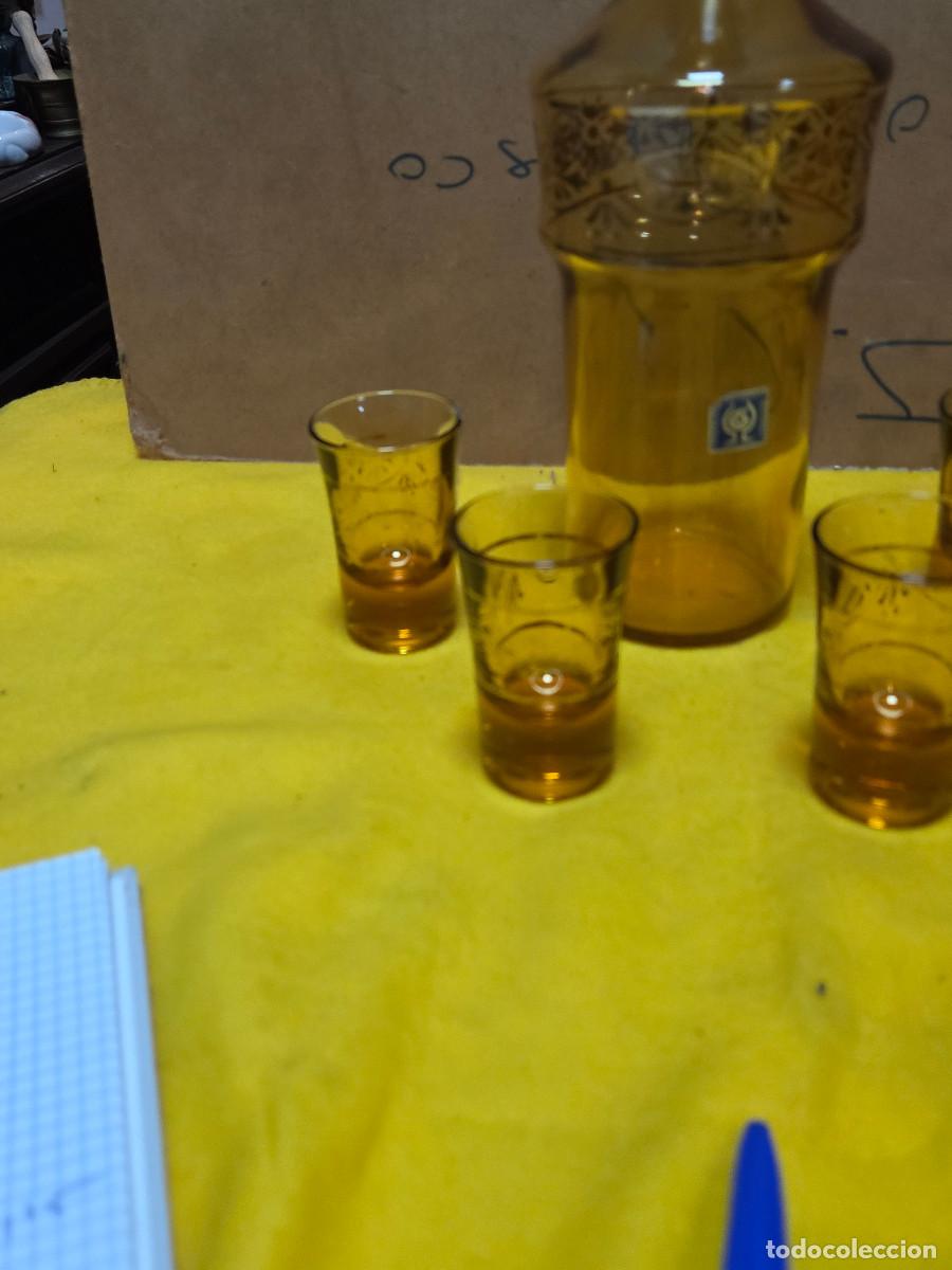 Antig&uuml;edades: botella de cristal con 4 vasos - Foto 2