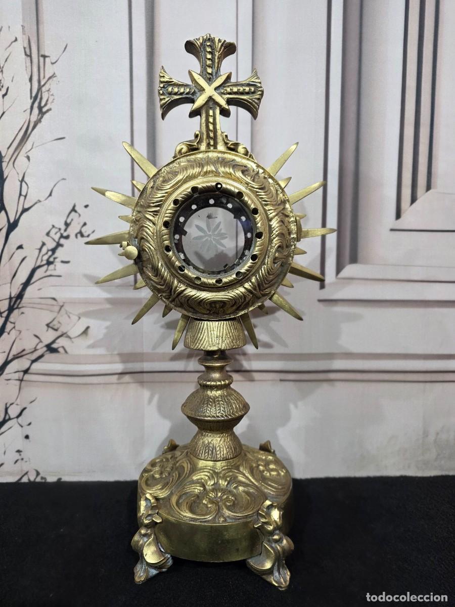 Antig&uuml;edades: Antigua custodia o ostensorio de bronce macizo - Foto 1