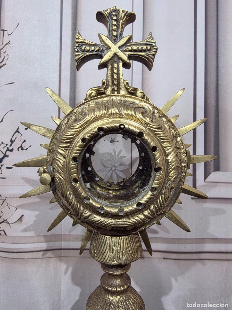 Antig&uuml;edades: Antigua custodia o ostensorio de bronce macizo - Foto 2