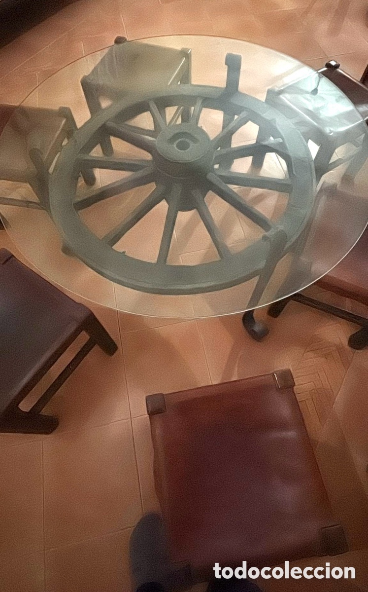 Antig&uuml;edades: Mesa auxiliar rueda carruaje y 6 taburetes - Foto 2