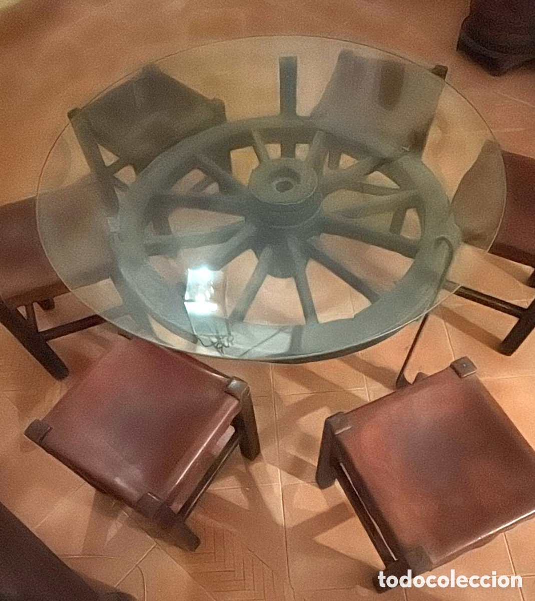 Antig&uuml;edades: Mesa auxiliar rueda carruaje y 6 taburetes - Foto 1