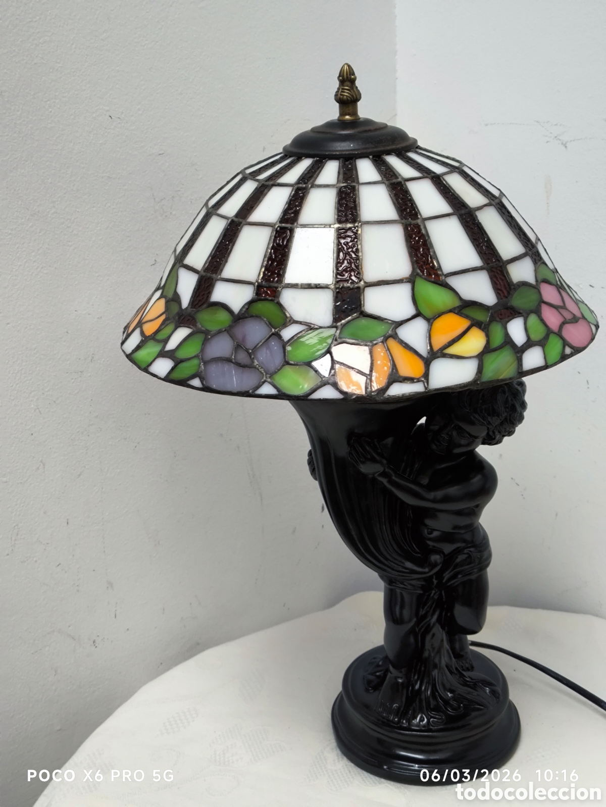 Antig&uuml;edades: Lampara querub&iacute;n con pantalla estilo Tiffany - Foto 2