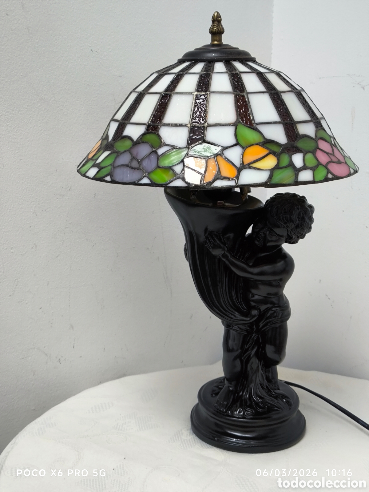 Antig&uuml;edades: Lampara querub&iacute;n con pantalla estilo Tiffany - Foto 4