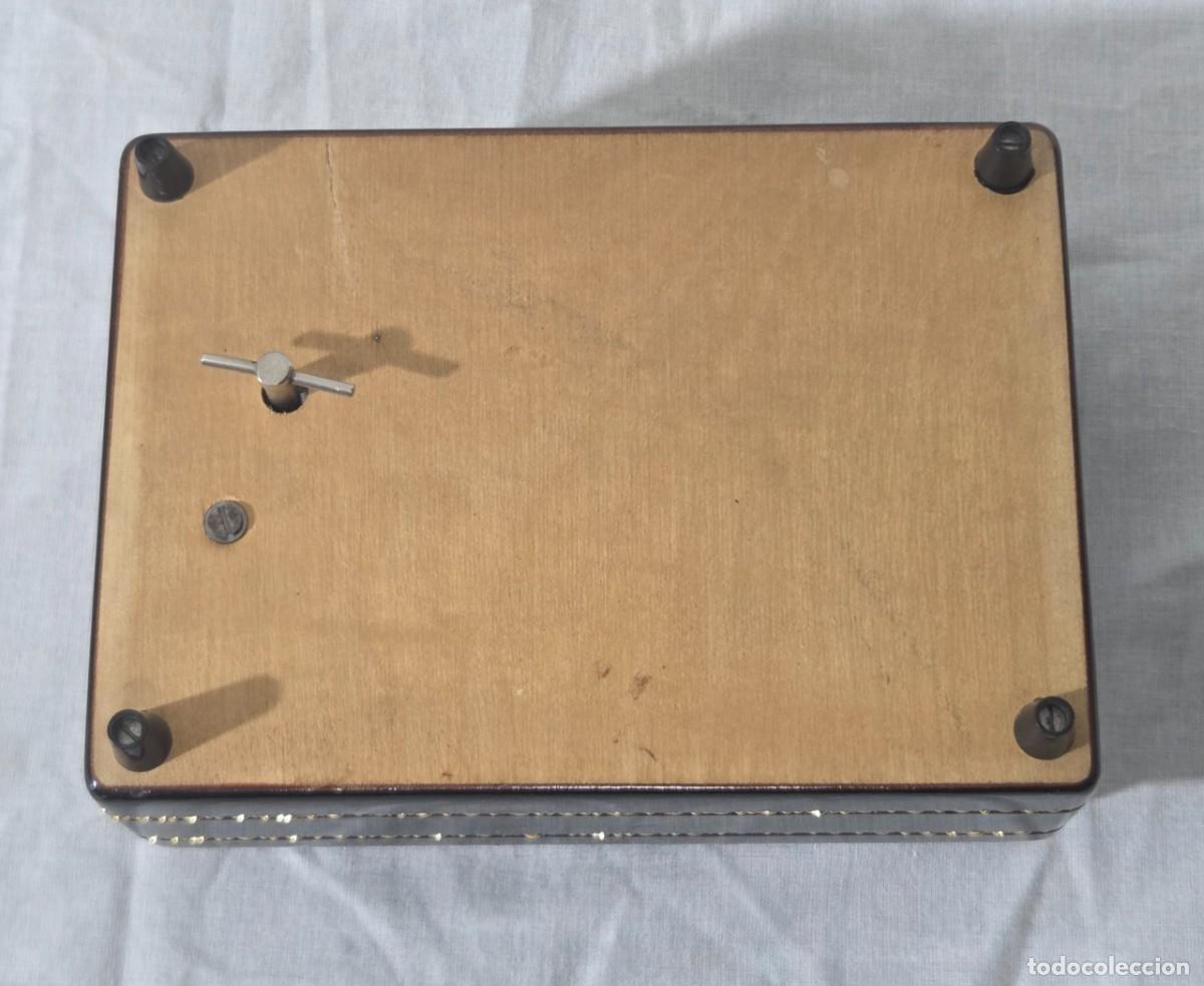 Antig&uuml;edades: Joyero caja musical de madera, funcionando, hilandera - Foto 11