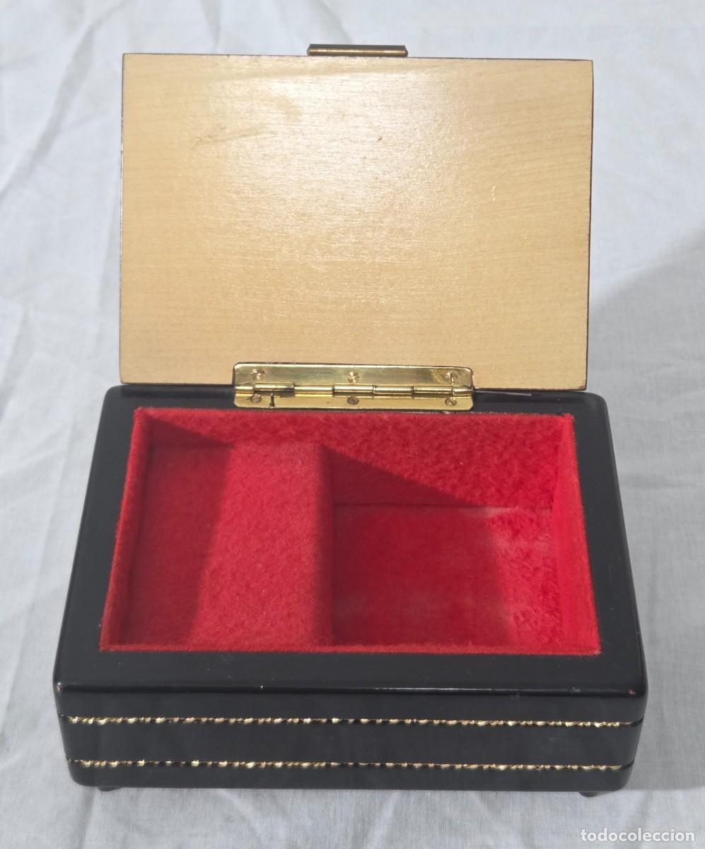 Antig&uuml;edades: Joyero caja musical de madera, funcionando, hilandera - Foto 12