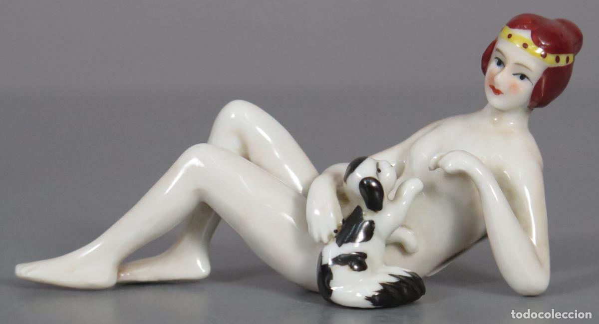 Antig&uuml;edades: MUJER DESNUDA JUGANDO CON PERRO. HACIA 1920. PORCELANA