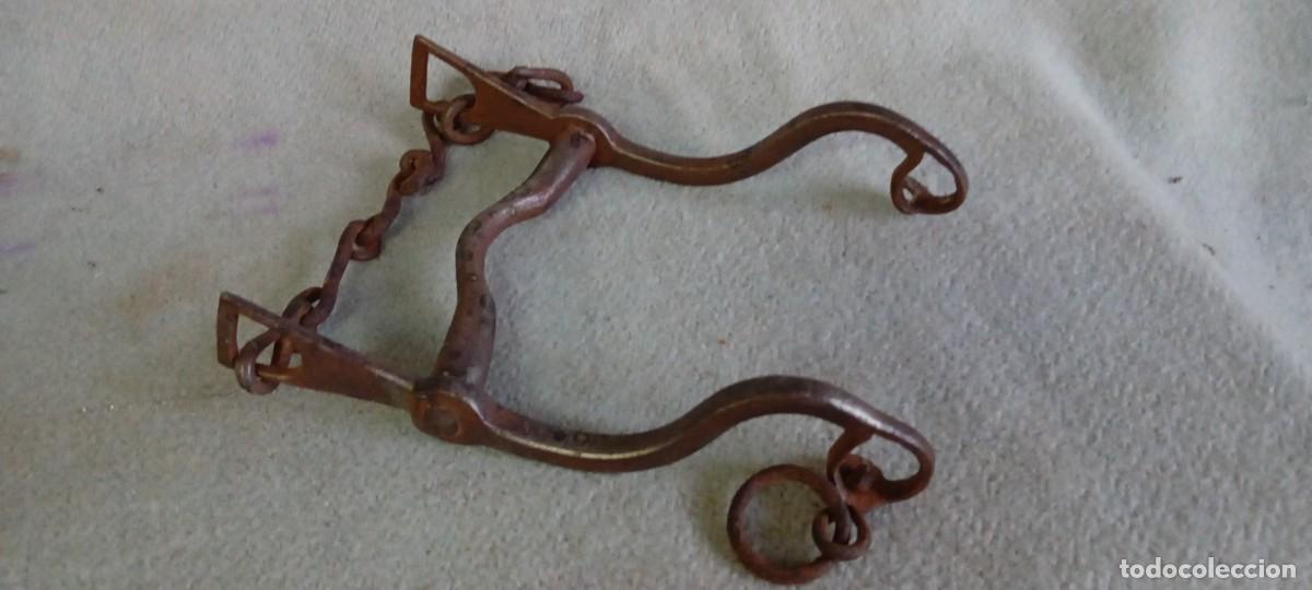 Antig&uuml;edades: Antiguo bocado de hierro rigido para caballo - Foto 1