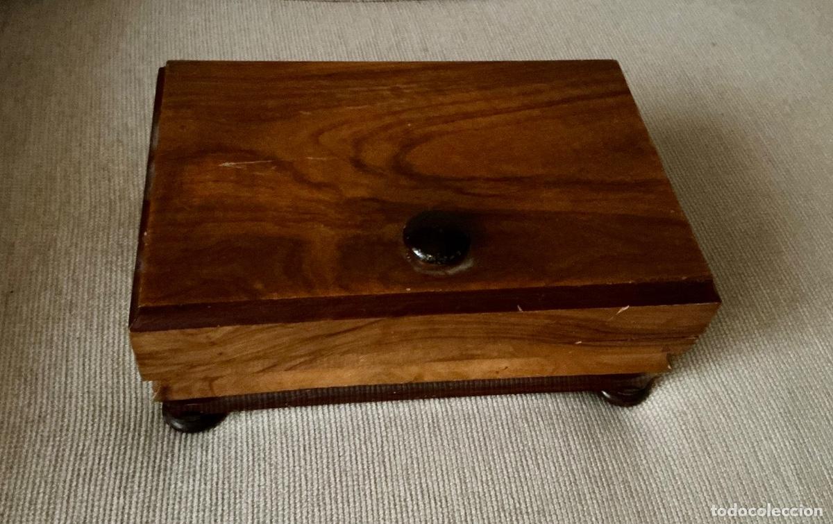 Antig&uuml;edades: Caja de madera. A&ntilde;os 70/80. - Foto 3