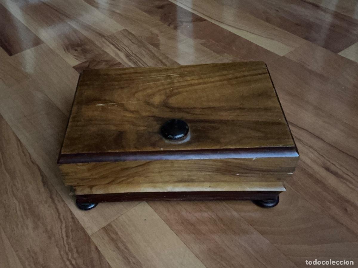 Antig&uuml;edades: Caja de madera. A&ntilde;os 70/80. - Foto 11