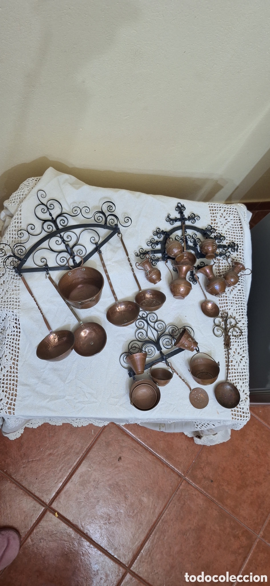 Antig&uuml;edades: espeteras de forja con miniaturas de cobre - Foto 2