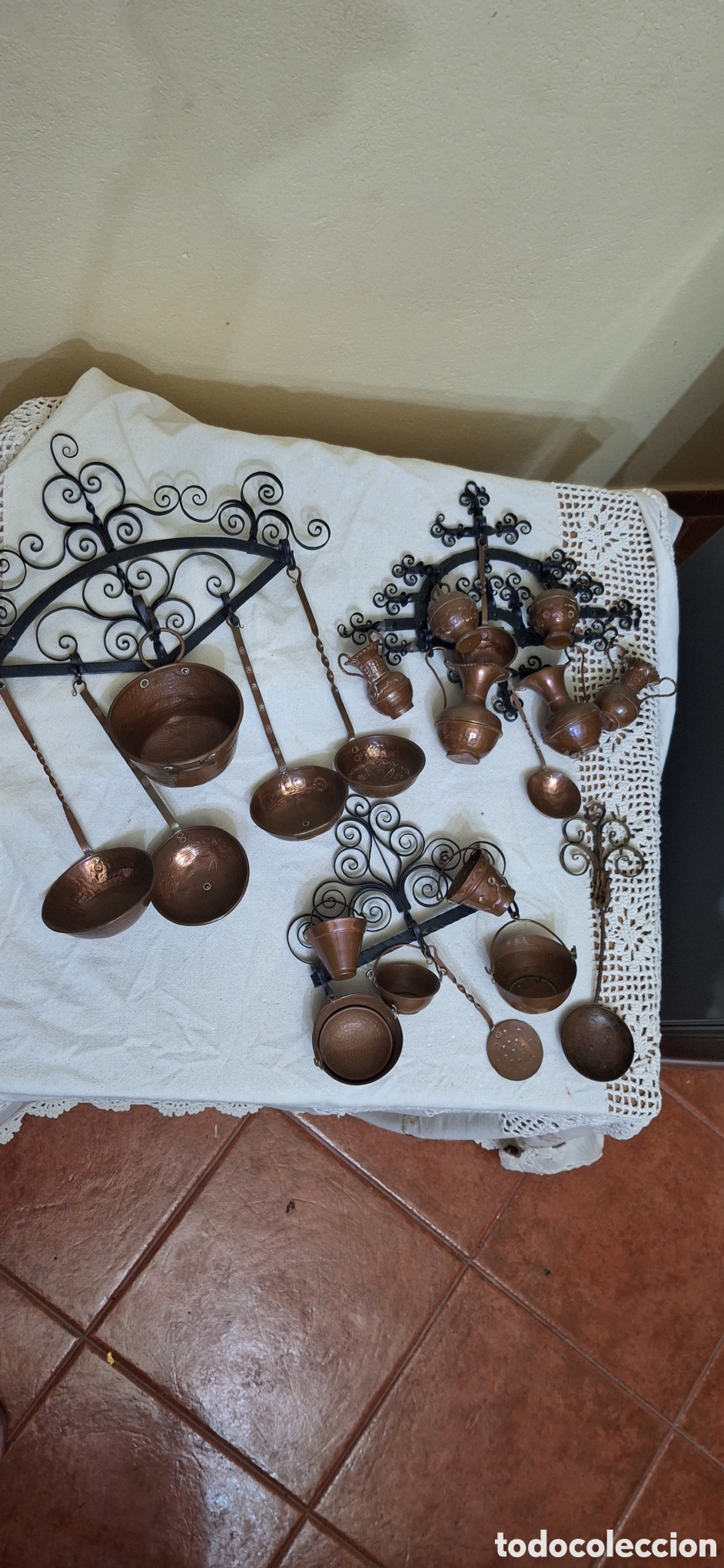 Antig&uuml;edades: espeteras de forja con miniaturas de cobre - Foto 1