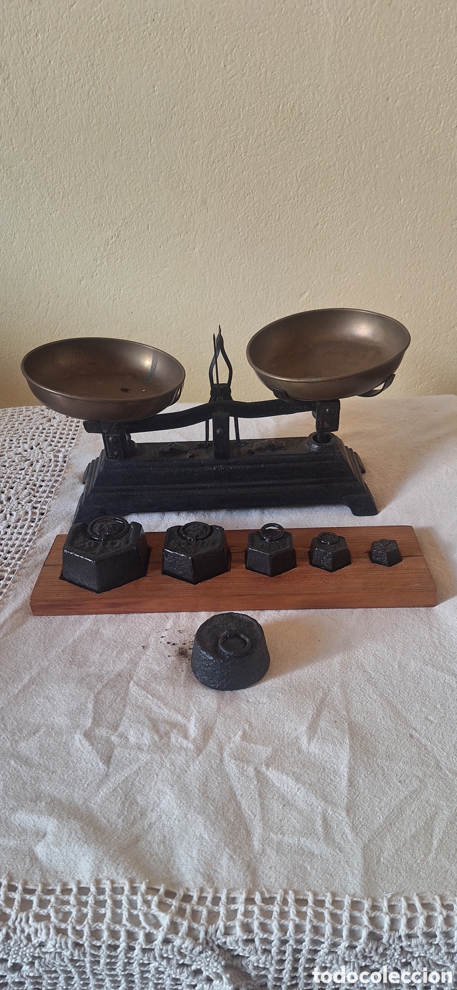 Antig&uuml;edades: Balanza de hierro y lat&oacute;n con pesas - Foto 1