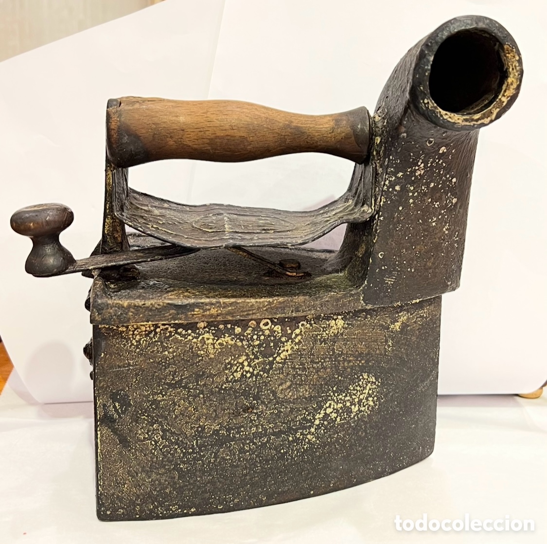 Oggetti Antichi: Plancha de carb&oacute;n. Hierro fundido y madera. UC. Mondrag&oacute;n. C. 1900.
