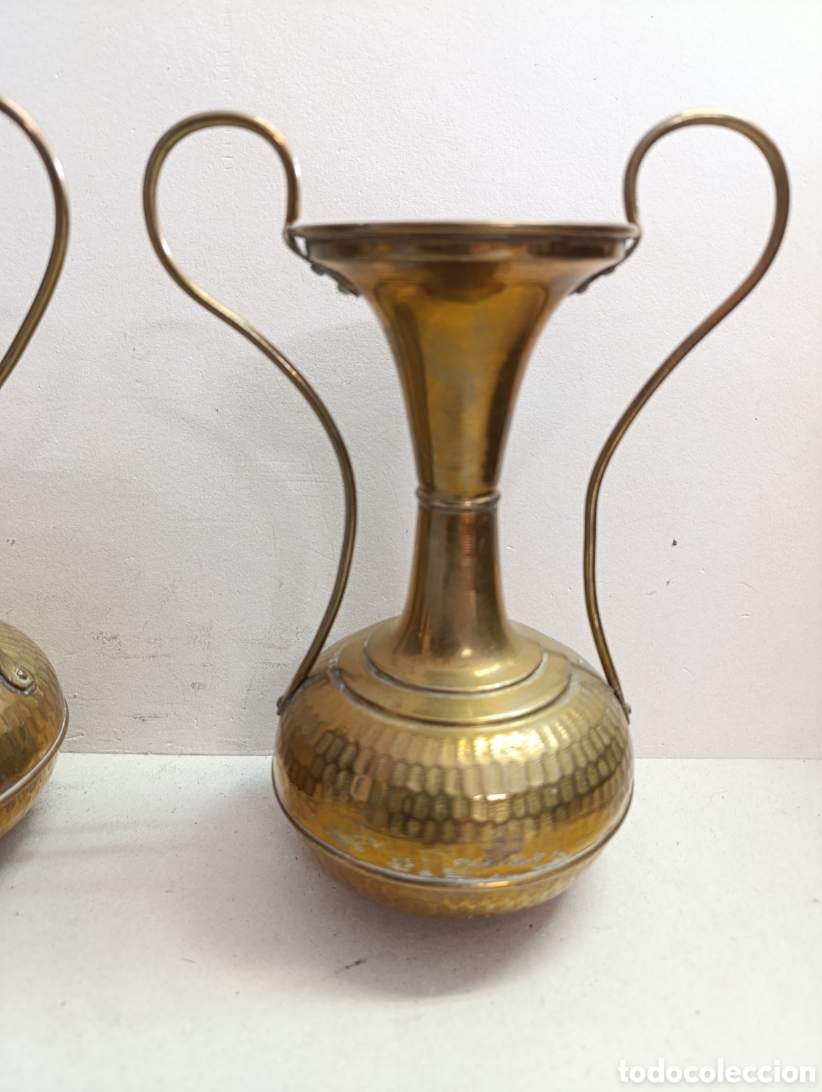 Antig&uuml;edades: PAREJA DE JARRONES DE LATON. 2 ASAS. - Foto 2