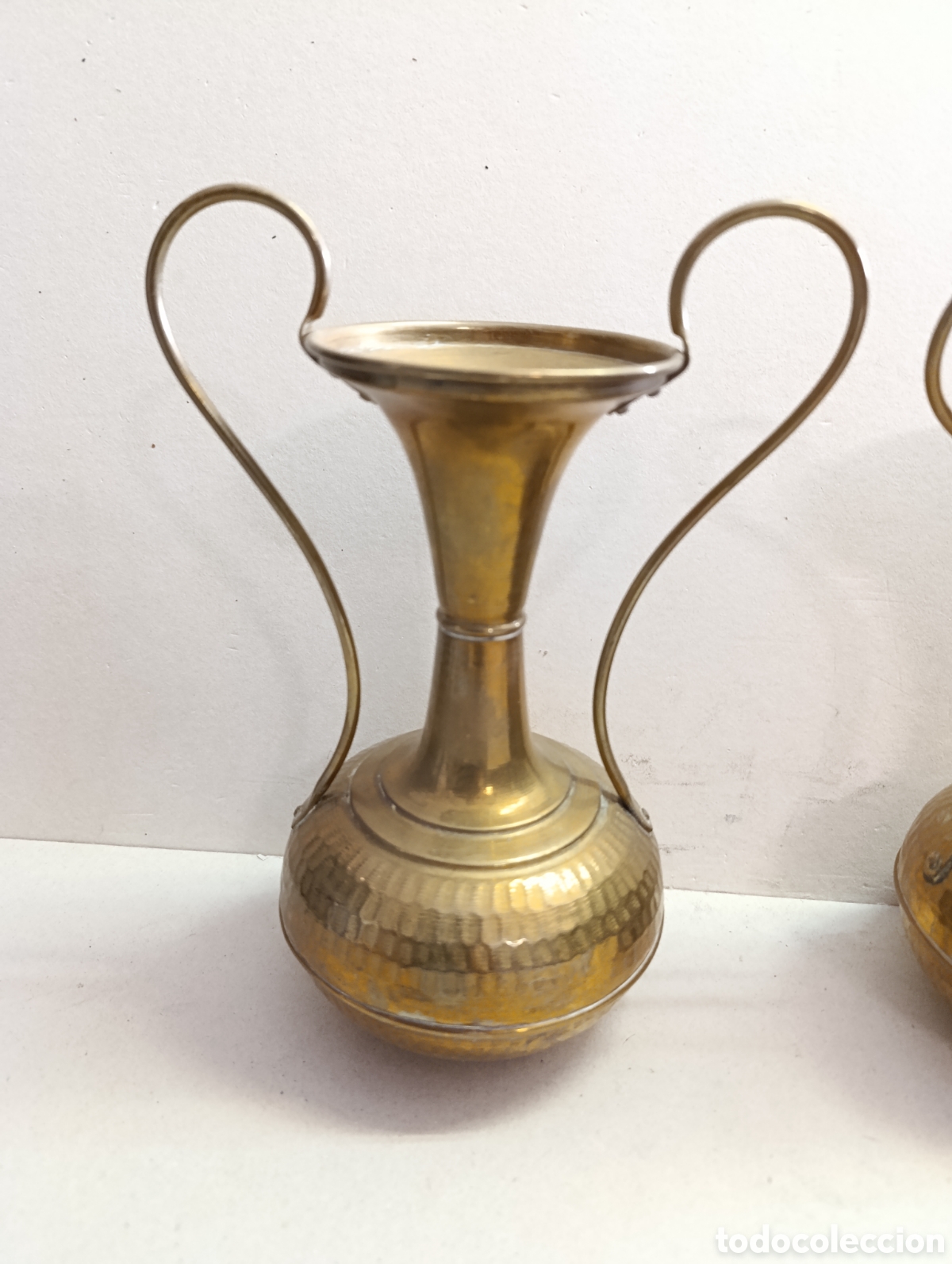 Antig&uuml;edades: PAREJA DE JARRONES DE LATON. 2 ASAS. - Foto 3