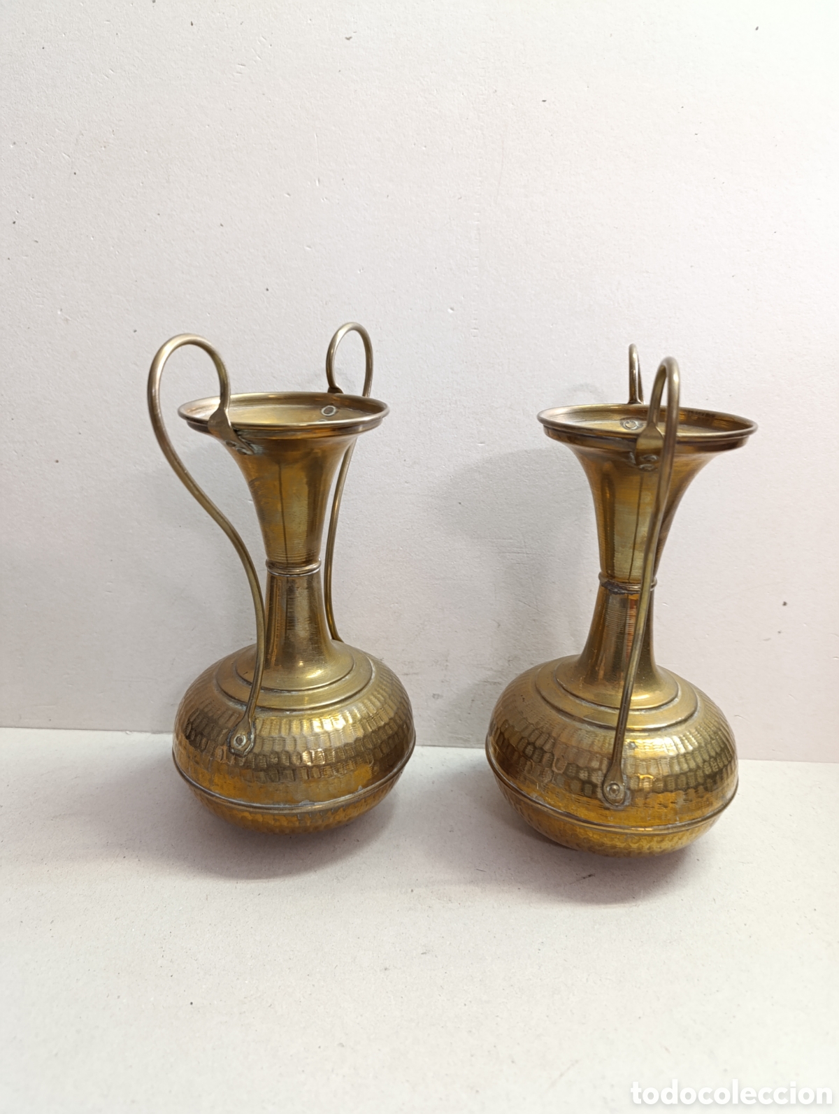 Antig&uuml;edades: PAREJA DE JARRONES DE LATON. 2 ASAS. - Foto 4