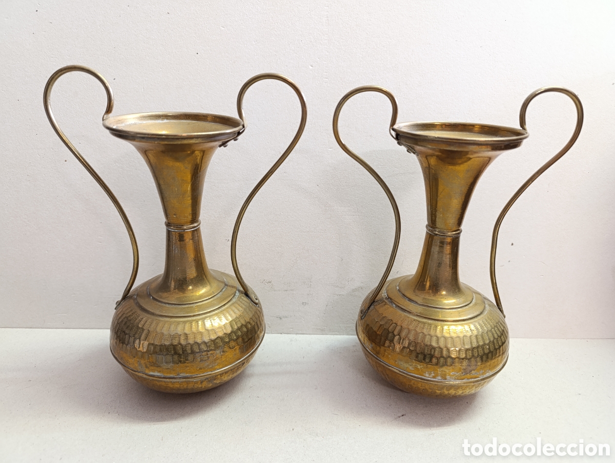 Antig&uuml;edades: PAREJA DE JARRONES DE LATON. 2 ASAS. - Foto 1