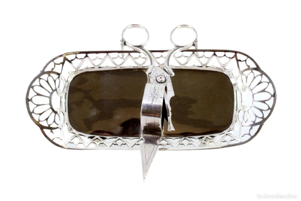 Antiques: Bandeja y tijeras fabricadas en alambre ba&ntilde;ado en plata.