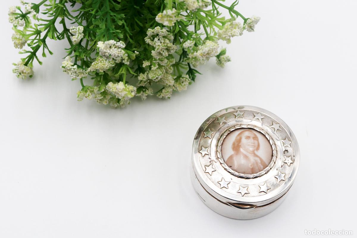 Antig&uuml;edades: Caja de rap&eacute;, en plata