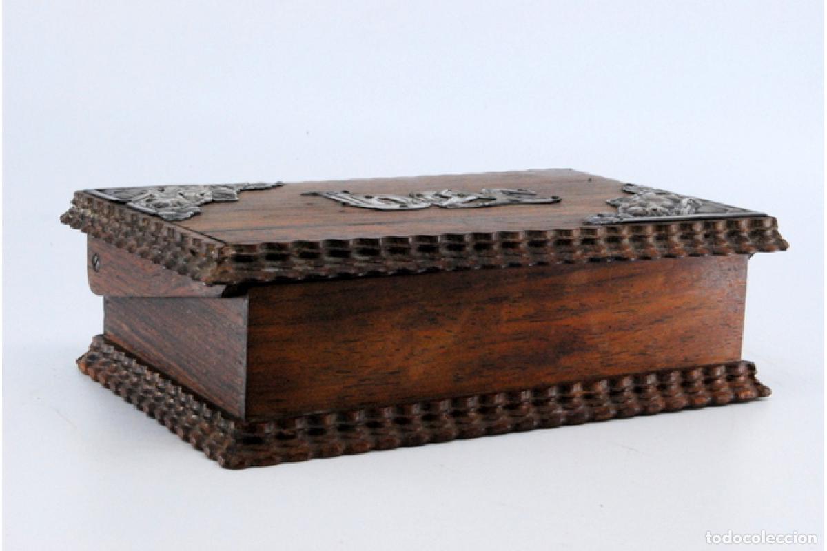Antig&uuml;edades: Caja de cigarrillos, realizada en madera y plata. - Foto 2