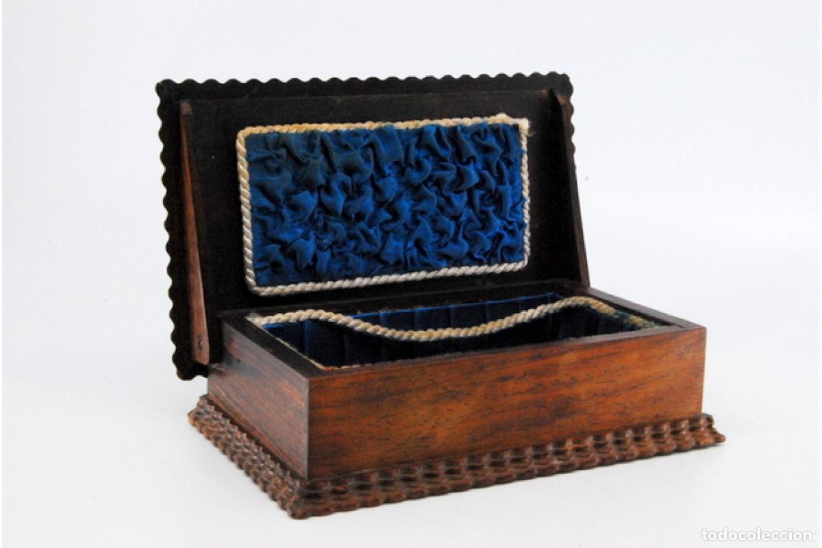 Antig&uuml;edades: Caja de cigarrillos, realizada en madera y plata. - Foto 6