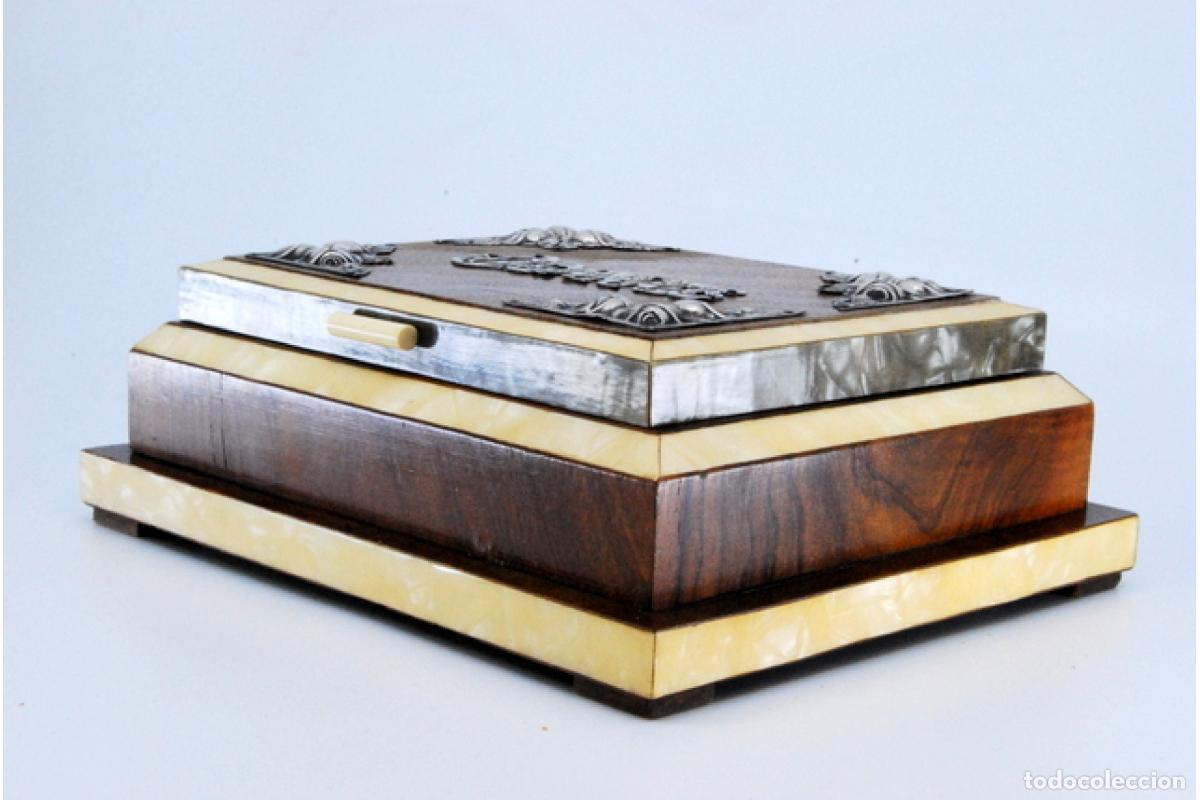 Antig&uuml;edades: Caja de tabaco, fabricada en madera y plata. - Foto 8